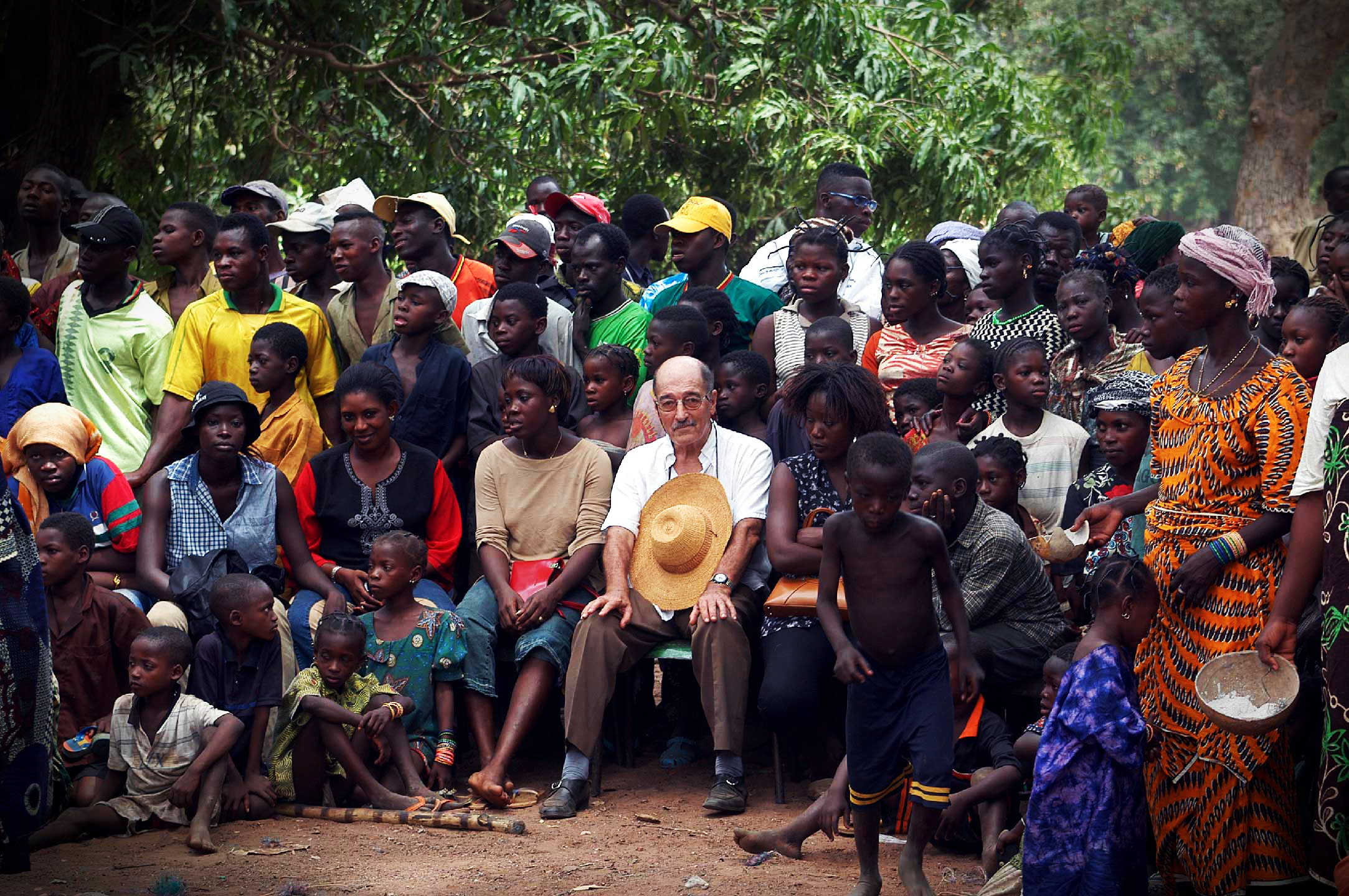 reportage burkina faso masque bobo foule noir et un blanc photo christian vicens