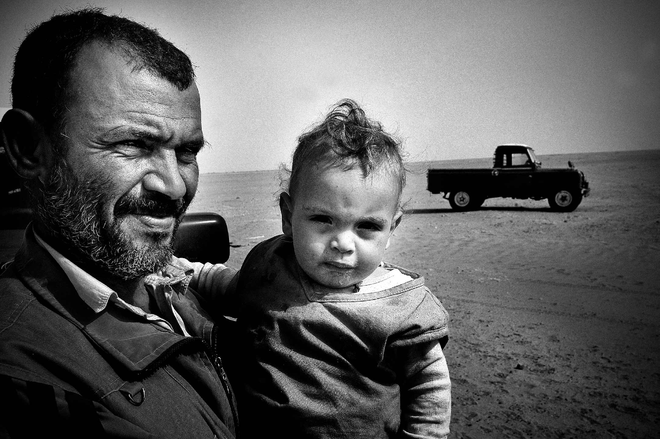 mauritanie père et fils noir et blanc photo christian vicens